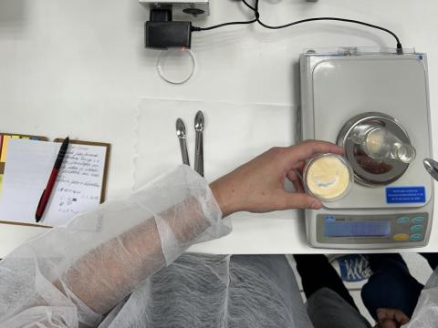 Imaem em primeira pessoa do processo de pesagem de uma amostra de gelatina.