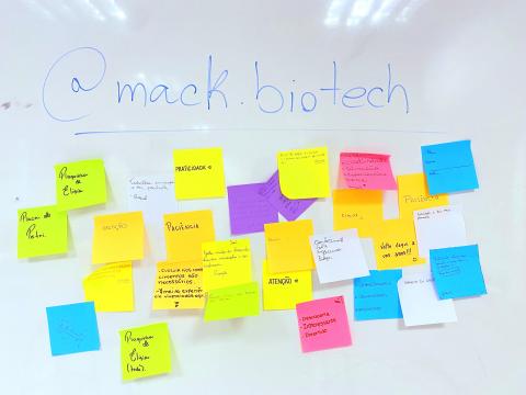Quadro com post-its deixados pelos estudantes.