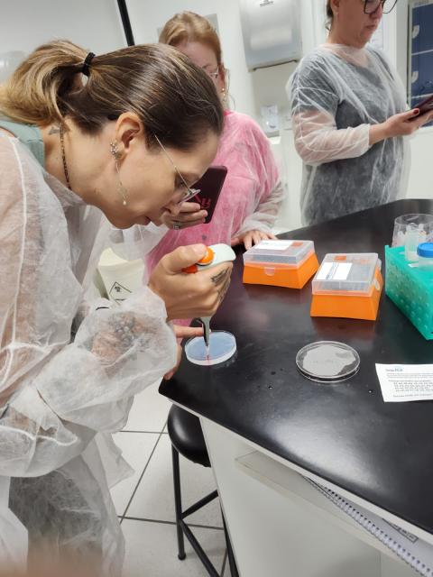 Professora praticando pipetagem em gel