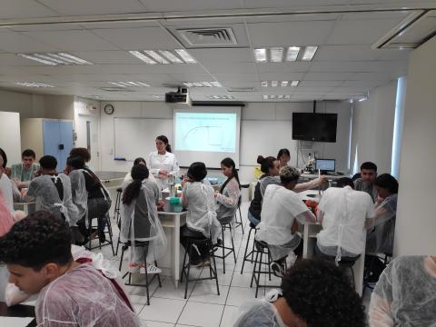 Alunos da Caritas Santa Suzana no laboratório da Universidade Mackenzie