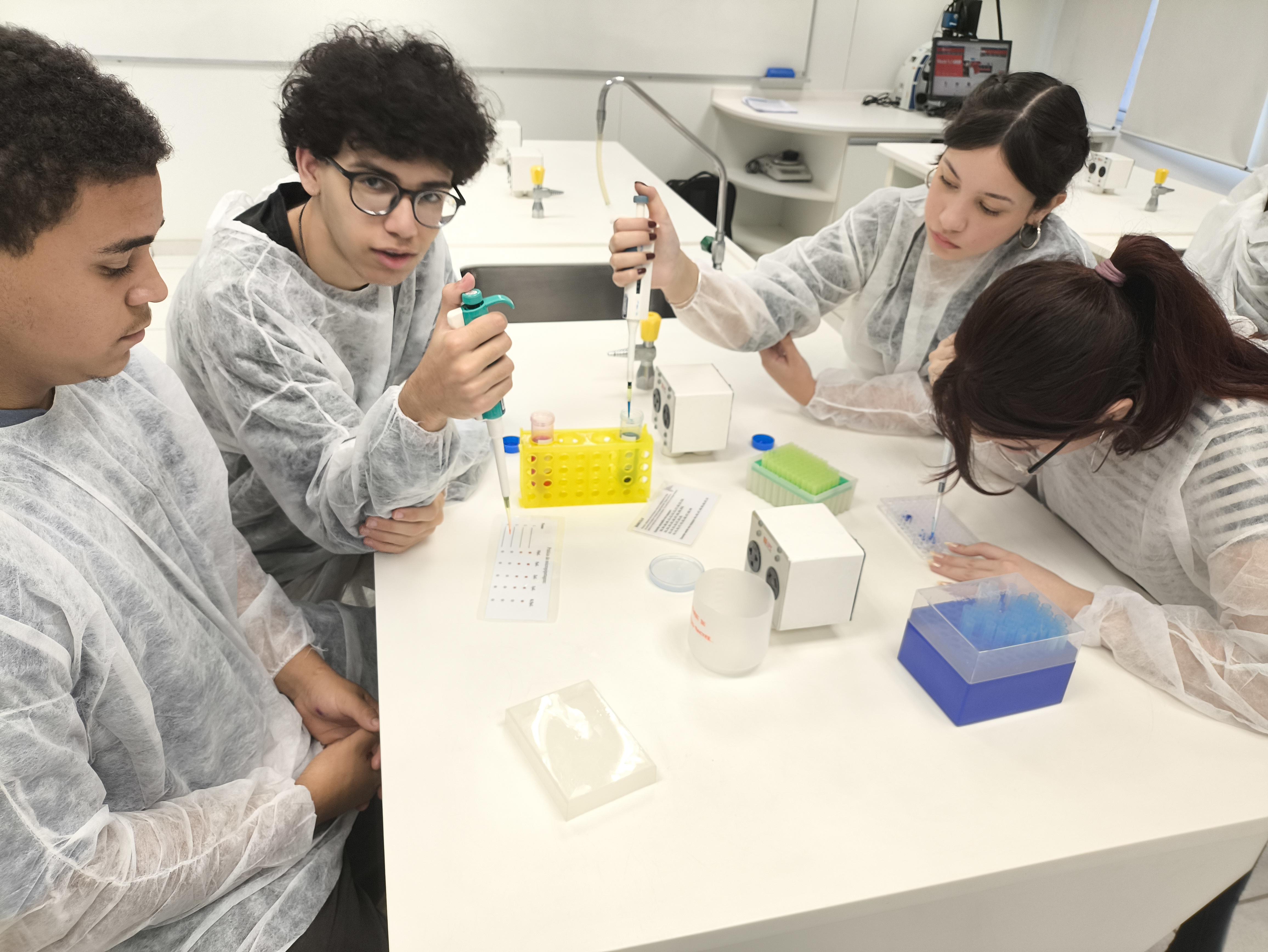 Estudantes aprendendo a utilizar as micropipetas